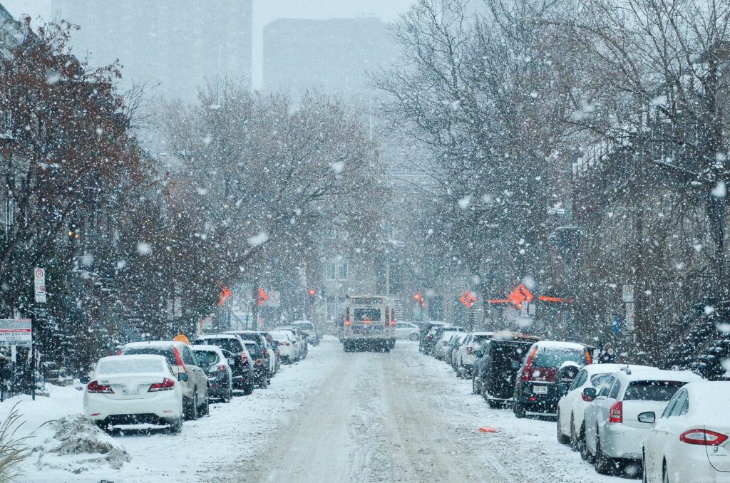 雪が降っている道で車が渋滞している