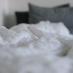 ベッドの掛け布団と枕