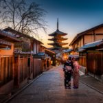 京都の街並みと着物を着た女性2人